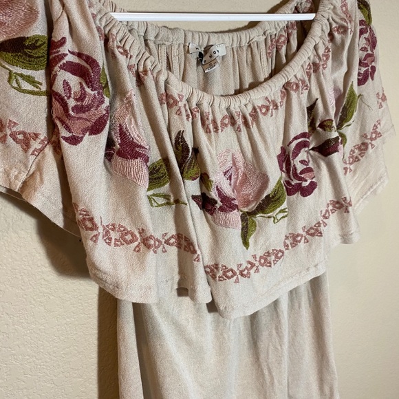 Haute Monde boho southwestern off shoulder with flower embroidery top - Picture 5 of 9